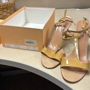 Bianca Di Vernice Sabbia patent leather t strap sexy gorgeous brand new sandal